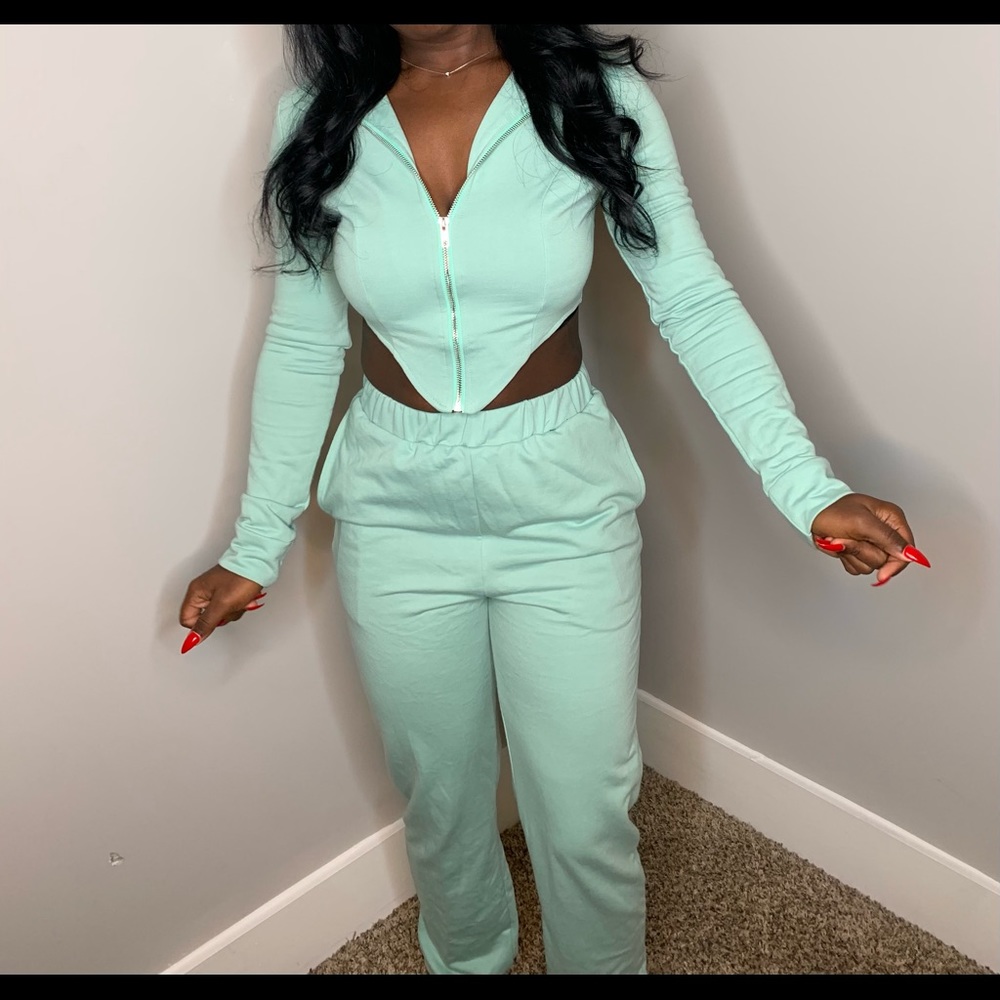 two piece set - Picture 3 of 3